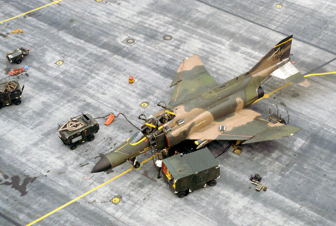 Eine McDonnell F-4E Phantom II auf der Spangdahlem Air Base im März 1985